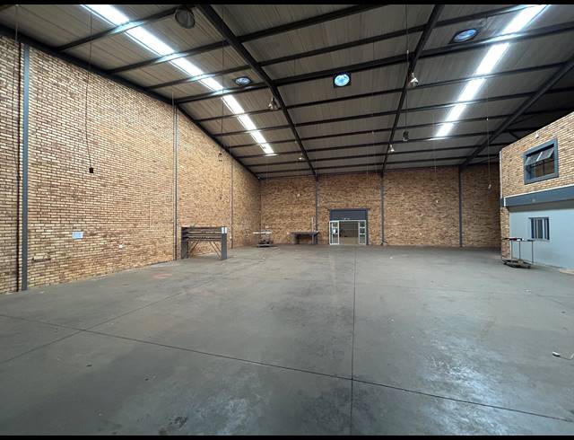 945M² WAREHOUSE TO LET IN BRENTWOOD PARK